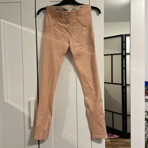 Freddy pants  - Säljer mina Freddy pants Färg ljus rosa  Lågmidjade Storlek SAMLL EU36  Använda 2 gånger, alltså som helt nya 