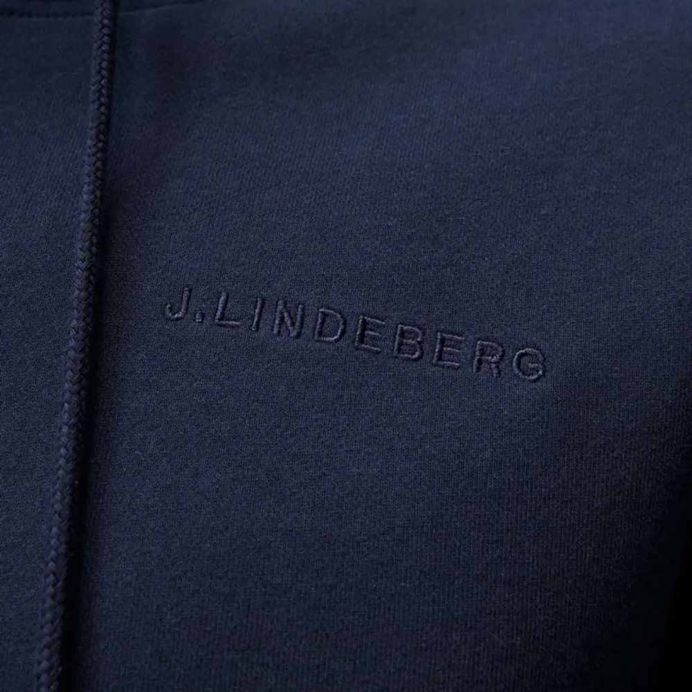 Marinblå J. Lindeberg hoodie i nyskick. Storleken är XXL, men passar helt klart M! NYPRIS 1600 kr Säljer pga för stor för mig🥰. Hoodies.