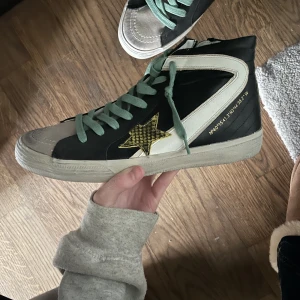 Golden Goose inspirerade skor  - Säljer dessa skor som är Golden Goose inspirerade, köpte de i Madrid i somras och har endast använt de 2 gånger, så de är i bra skick. Storleken är 40 men skulle säga att de är lite mindre än det. Jag har vanligtvis storlek 37/38 och kan ändå använda de. 