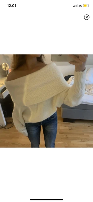 Stickad tröja  - Jättefin stickad off-shoulder tröja, köpte av en tjej på Plick men den kommer inte till användning 💕Bara att skriva ifall frågor finns💕Kan gå ner i pris vid snabb affär  (Bilderna är lånade av tjejen ja köpte den av)