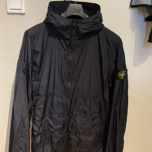 Stone island vindjacka  - Tjena folket! Säljer en stone island jacka ifrån vår/sommar kollektionen 2023.  Otroligt fin och skön jacka som passar alla tillfällen. Använd mindre än 5 gånger och är fortfarande 10/10.