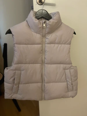 Väst - Säljer min väst från då den är för stor för mig. Den är använd bara nån få gång och är i bra skick. 