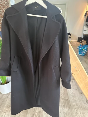 Kappa - Svart kappa från bikbok i storlek xs. Använd några enstaka gånger men i väldigt fint skick.  Dock saknas tyvärr skärp till kappan. 