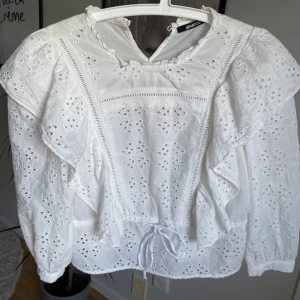 Vit blus med volanger  - Vit blus använd men har inga synliga defekter💕Älskar verkligen❤️