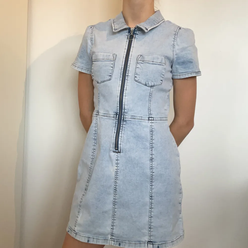 Jeansklänning från Lindex med dragkedja fram. Använd en gång. . Mekot.