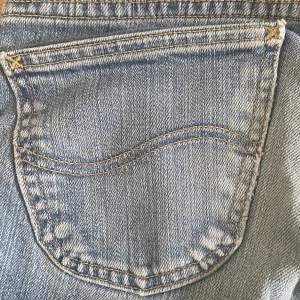 Fina lågmidjade jeans som är flare, storlek 36 Midjemått: 66 - 72 Innerbenslängd: 81 cm Midjemått tvärs över: 33cm