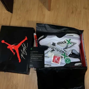 Jordan 4 White Cement  - Använda Jordan 4 White Cement OG Colorway i storlek 46. Använda några gånger. Snabb affär skickas samma dag, kvitto finns!