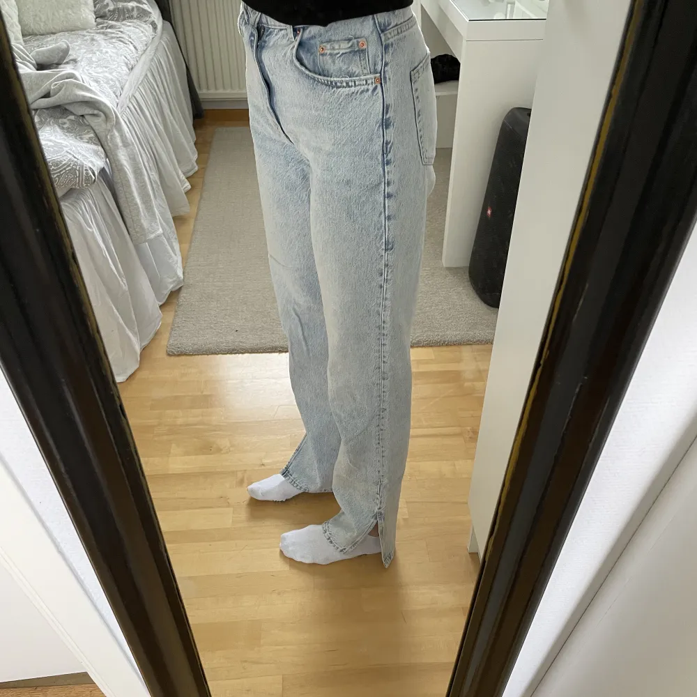 Säljer nu mina jeans med slits från Gina Tricot då de blivit för stora för mig. Använda ett fåtal men i fint skick. Köpta för 599kr men säljer nu för 150kr, storlek 34 (S) ☺️. Jeans & Byxor.