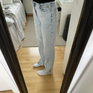 Jeans från Gina Tricot  - Säljer nu mina jeans med slits från Gina Tricot då de blivit för stora för mig. Använda ett fåtal men i fint skick. Köpta för 599kr men säljer nu för 150kr, storlek 34 (S) ☺️