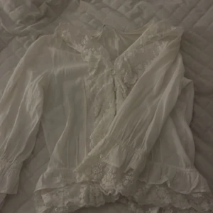Vit blus - Mega Snygg blus, märket är flash och den är i storlek s. Kommer aldrig till användning längre så därför säljer jag den är lite kortare i armarna. Kom privat för bättre och fler bilder 