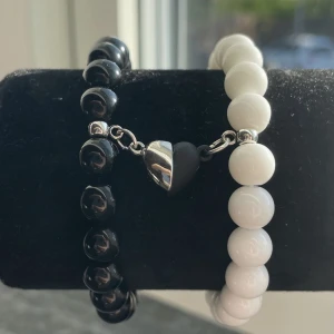 Par Armband (🫶🏼 Nytt armband görs vid varje köp!) - Handgjorda av oss. Armbanden är justerbara. 💓tryck inte på köp nu då det inte blir rätt frakt (om man vill ha spårbar frakt så är det att bara säga till då vi  postar med frimärke!) 🫶🏼 Nytt armband görs vid varje köp!