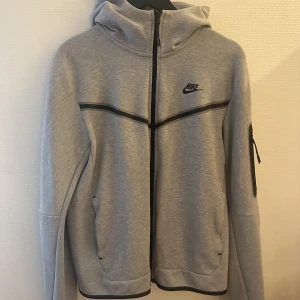 Nike tech sett - Säljer min Nike tech dress, byxorna och koftan ingår i priset, både byxorna och koftan är i väldigt bra skick!!
