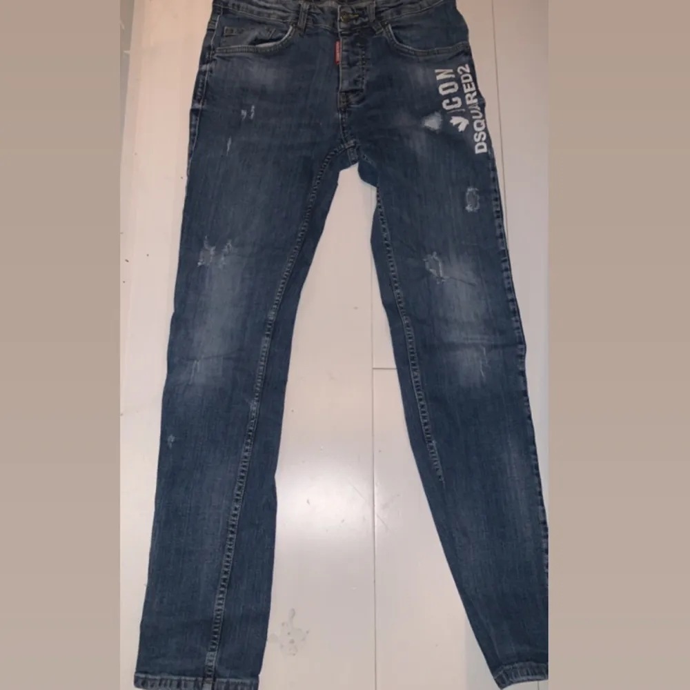 Nu säljer jag denna Dsquared jeans. Bra skick, inget är sönder. Ser helt ny ut. (Inga byten). Jeans & Byxor.