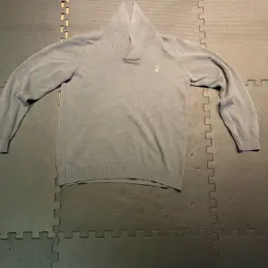 En vanlig polo sweatshirt med en hög snacke som man kan vika ner till en isch krage. Relativt ny ocu bra sick! Kontakte för mer info