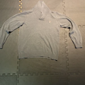 Polo sweatshirt - En vanlig polo sweatshirt med en hög snacke som man kan vika ner till en isch krage. Relativt ny ocu bra sick! Kontakte för mer info