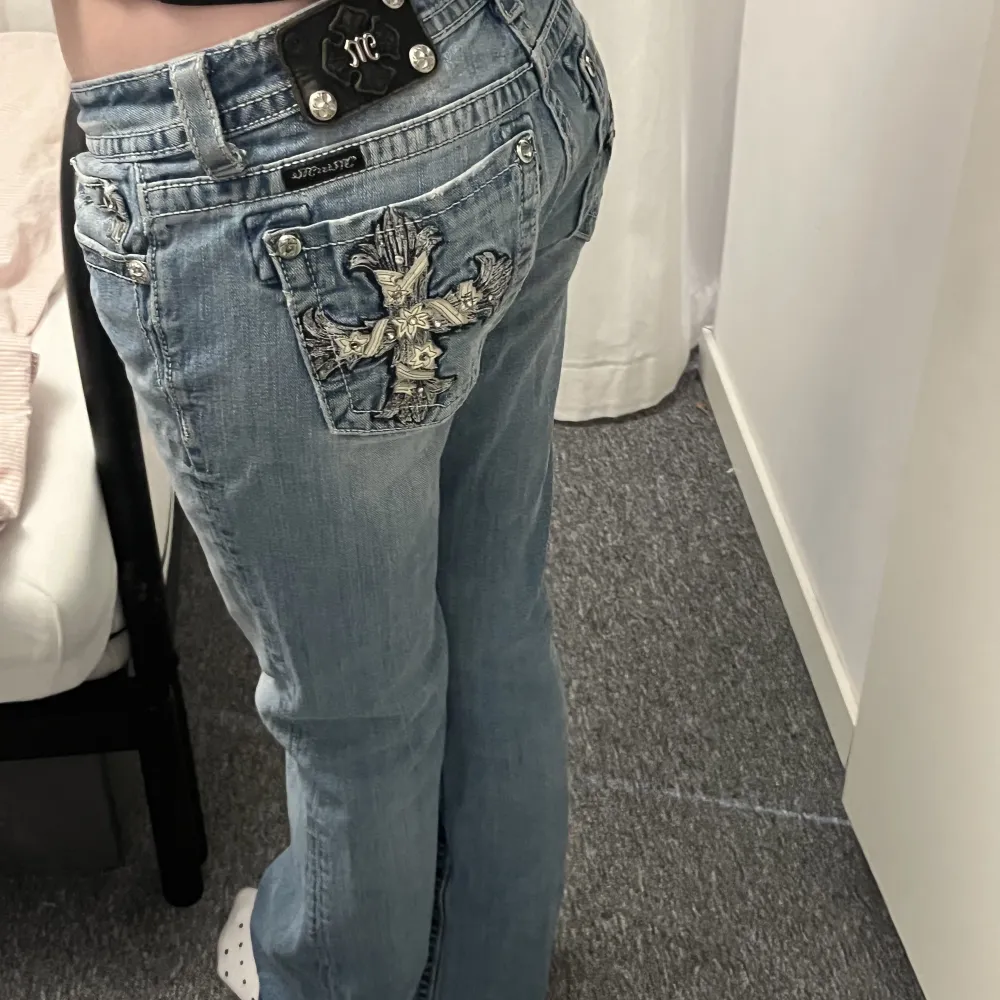 Supersnygga vintage miss me bootcut jeans med fina bakfickor. Skriv privat om ni har frågor om jeansen 🩷🩷🩷. Jeans & Byxor.