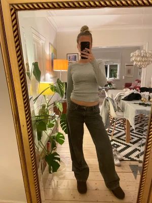 Jeans från weekday  - Säljer mina ample jeans från weekday, de är i storlek 29/34. Köpte för någon månad sedan och använda bara någon gång. Väldigt fina men tycker att de är lite stora! 