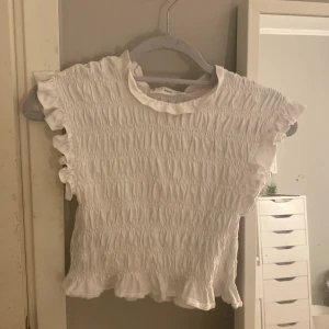 Kort tight blus från Mango!😍❤️ - En underbar kort sommar blus från Mango! Liten smink fläck men syns inte när man har på den!❤️ 