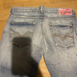 Lågmidjade Replay Jeans - Köpta second hand men i väldigt bra skick och aldrig använda av mig eftersom dom va lite förstora😪💕storlek 28/34 på etiketten, midjemått ca 83 och innerbenslängd ca 89