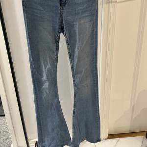 Dessa jeans använde jag senast år 2021 då jag tyckte de bara satt bra 2-3 gånger. Dem är väldigt stretchiga och formar kroppen fint men inget för mig. Nypris 300kr. Vill man ha ett par enkla ljusblå jeans är dessa perfekta för dig💕