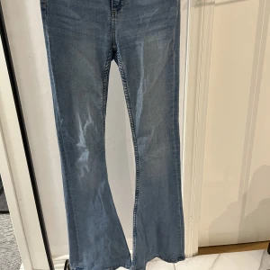 Utsvängda flared jeans - Dessa jeans använde jag senast år 2021 då jag tyckte de bara satt bra 2-3 gånger. Dem är väldigt stretchiga och formar kroppen fint men inget för mig. Nypris 300kr. Vill man ha ett par enkla ljusblå jeans är dessa perfekta för dig💕