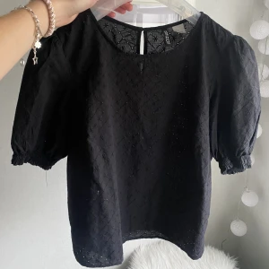 Supersöt topp🖤🙈 - Superfin topp med puffärm🖤🙈jättefint skick!!🤩