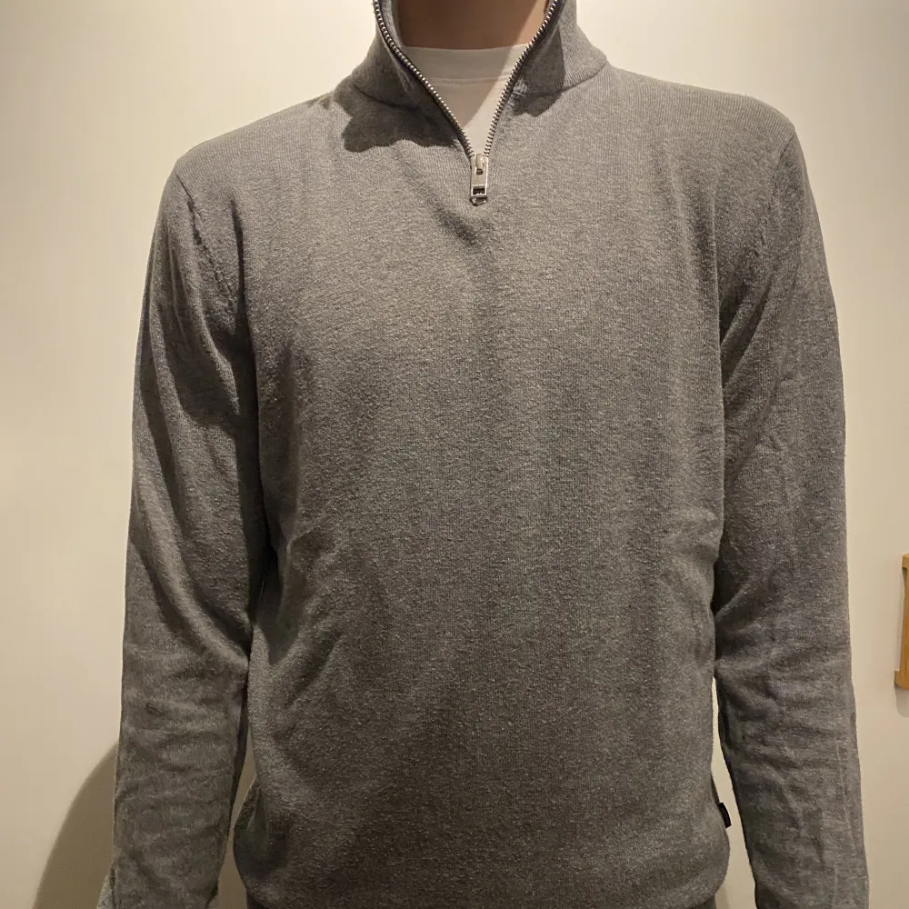 Säljer min half zip från Jack & Jones p.g.a att jag inte använder den något mer. Nypris ca 400 kr. Inga skador . Hoodies.