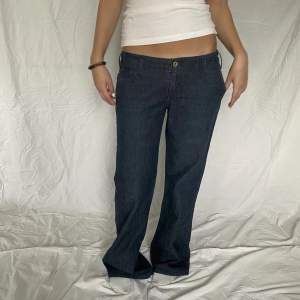 Fina lågmidjade jeans med ”kostymbyxfickor” bak