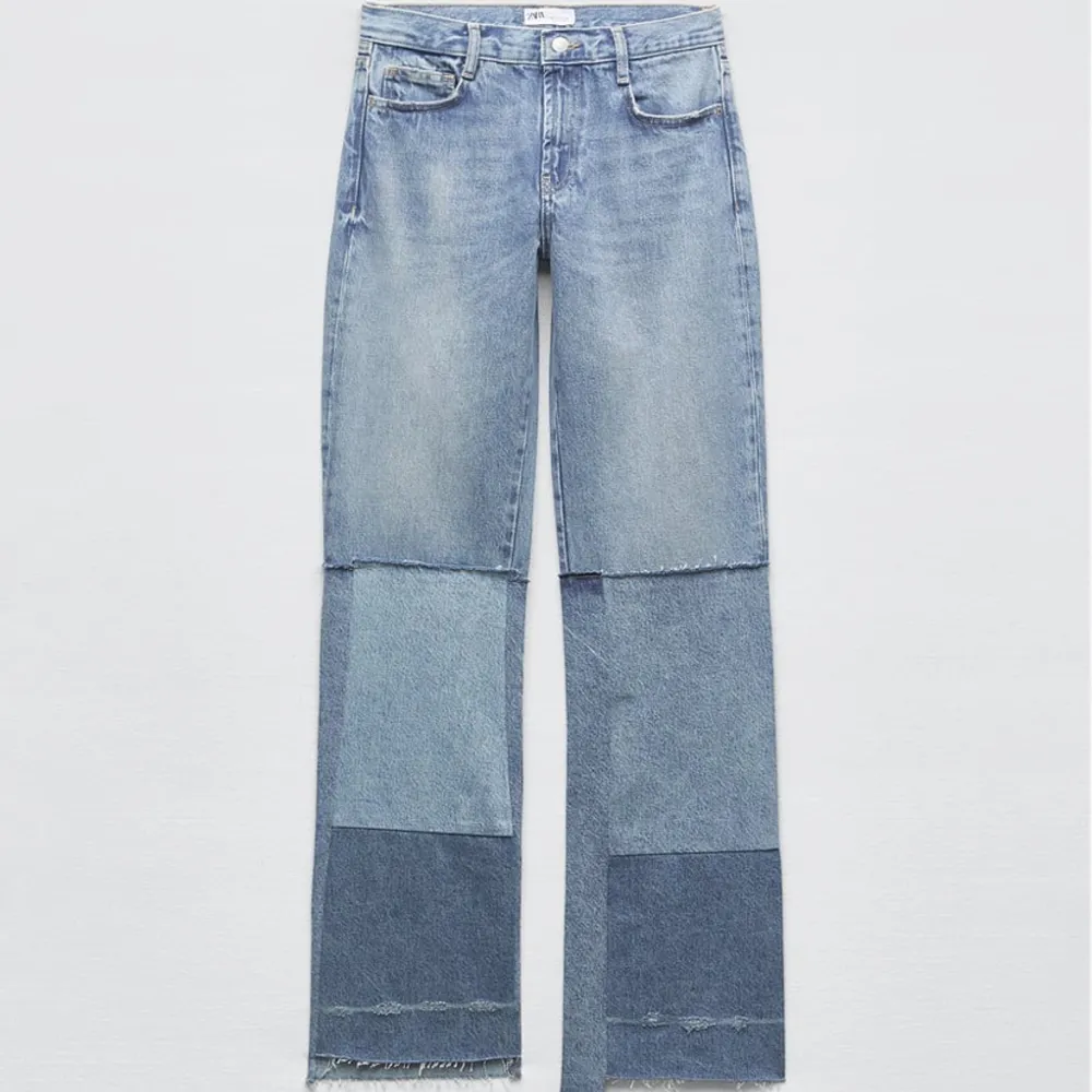 Säljer dessa lågmidjade patchwork jeansen från zara. Storlek 34. Säljer då de är lite små på mig. Prima skick!!. Jeans & Byxor.