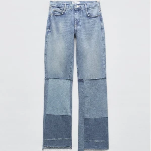 Zara patchwork jeans  - Säljer dessa lågmidjade patchwork jeansen från zara. Storlek 34. Säljer då de är lite små på mig. Prima skick!!