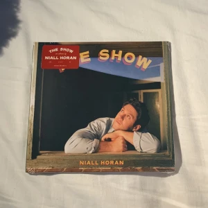 The Show CD  - • säljer nialls the show cd därför att råkade köpa den istället för vinyl.   • den är helt orörd och är fortfarande i plasten  • säljer för samma pris jag köpte den + frakt, men är villig att gå ner i pris • betalas via swish 