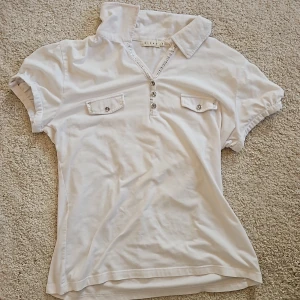 Skjorta/tröja?? Massa bling!💗 - Kan vara en golf tröja? Några kristaller har fallit av men ändå i bra skick!💗