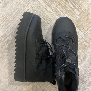 Uggs 38  - Säljer ett par svarta uggs i storlek 38. Endast använda ett fåtal gånger. 
