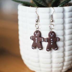 Gingerbread cookies earrings juliga örhängen  - Peppakaka örhängen  Gjord av polymerlera 🤎 silver925 Jag kan göra på beställning också om du vill ha något ditt eget