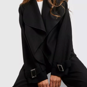 Kappa/trenchcoat  - Svart kappa/trenchcoat💞helt slutsåld på hemsidan och i bra skick.