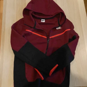 Nike tech  - Helt ny Nike tech självklart äkta✅ Skick 10/10 oanvänd Nypris ligger lite över: 1200 kr Mitt pris: 680 kr