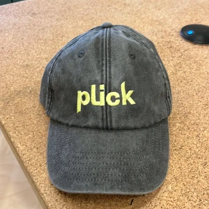 Cap Plick - Black and Yellow cap