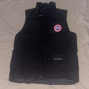 Canada goose väst - Använd ett par gånger, ganska fräsch, 800kr kan gå ner vid snabb affär