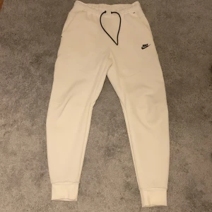 Nike tech byxor - Säljer dessa feta vita Nike tech byxor. Size S och skick är top. Nästan aldrig använda. För mer frågor är det bara att höra av sig.