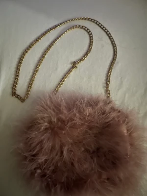 Väska - En fin väska som passar fester. Nyskick!