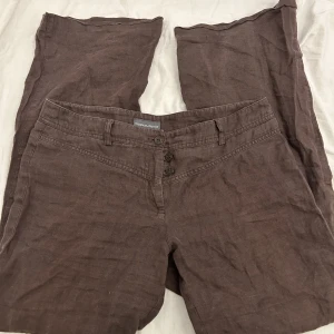 Lågmidjade Vintage Linnebyxor - Lågmidjade bruna linnebyxor i storlek M men passar även S. Köpta här på plick. Säljer då dem var för stora för mig. Super fint skick! Två sista bilderna är lånade från den tidigare säljaren.