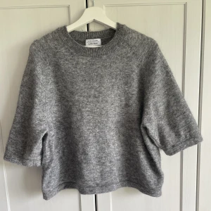 Trekvartsärmad stickad tröja - Säljer min alpacka stickade tröja från & other stories då den inte kommer till användning ✨Slutsåld Nypris 690kr💖 Inga defekter