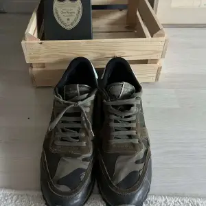 Snygga skor från märket, valentino. Modellen är rockrunner och är väldigt populära. ena snöret är lite slitet men de inget som syns om du inte har framme snörena. dom är annars i bra skick. vid frågor eller behov av fler bilder kontakta gärna oss 😊