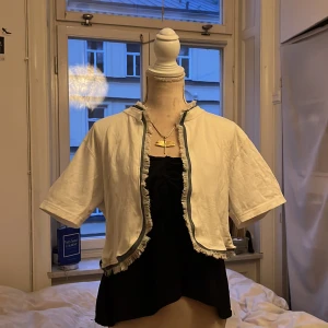 Jeans bolero  - En bolero/kofta som är gjord av en t-shirt och jeans ramsor! 