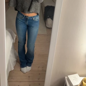 Zara jeans - Lågmidjade jeans från Zara. Lite bootcut men inte jätte. Jättebraskick. Storlek 34
