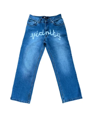 Vicinity Jeans - Sjukt feta jeans från Vicinity. Den enda skavanken är att de har heelbite annars är det inte mycket att klaga på! Innerbenslängd: 76cm midja:84cm 