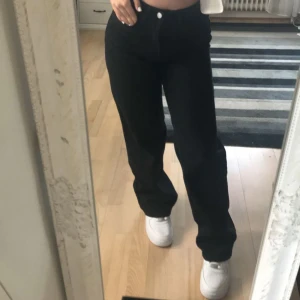 Svarta jeans  - Svarta jeans. för fler bilder eller frågor skriv privat. 