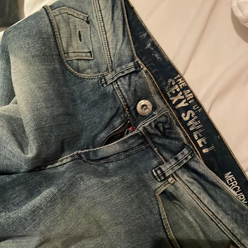 Hej säljer nu dessa snygga low waist jeans då de inte längre kommer till användning . Jeans & Byxor.