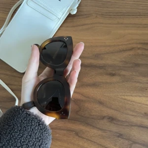 Celine Solglasögon  - Hej!  Säljer dessa Celine solglasögon. Dem är i utmärkt skick, alltså inga repor osv. Färgen är Havana och modellen heter CL41050/s. Det vita fodralet som ni ser på bild medföljer inte, men ett annat svart Celine fodral tillkommer. 🤍🤎