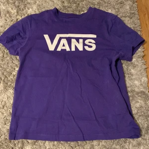 Vans tröja - En cool lila vans tröja, knappt använd så den har inga defekter. Skriv för mer info❤️